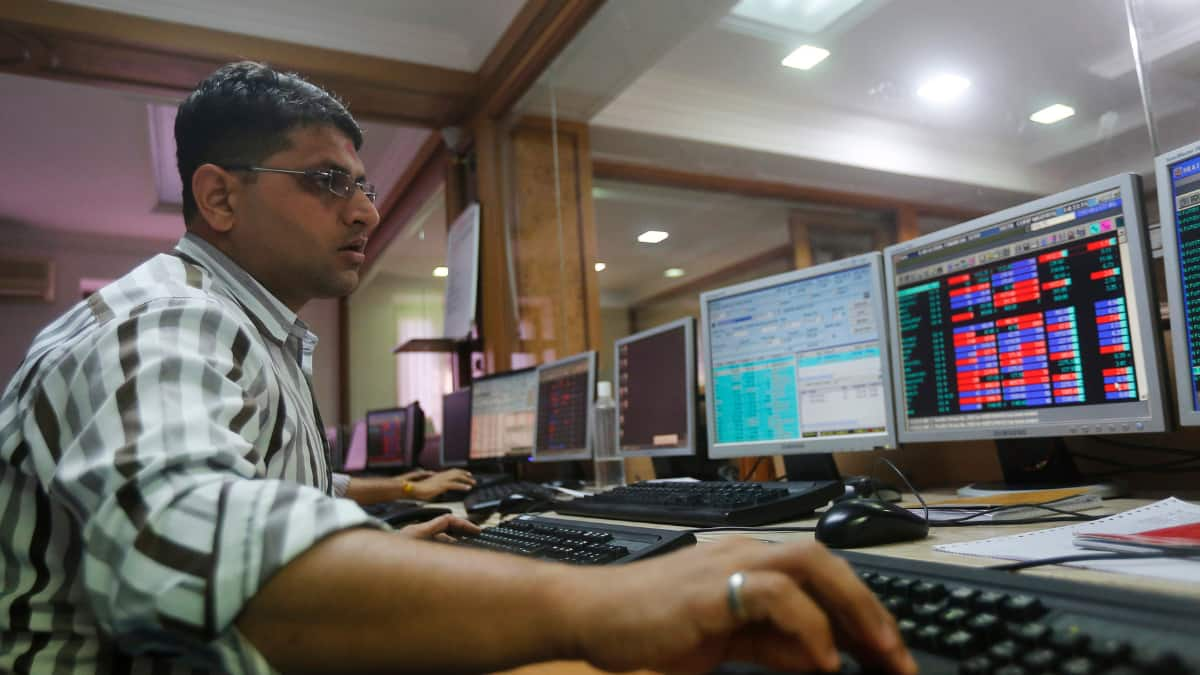 Closing Bell: Indian Indices closed in red, Nifty settled below 19,400, Sensex below 64,850, Realty and Auto shines